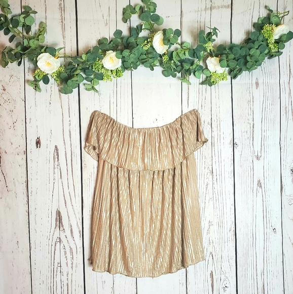 Tops - 🌟 Gold blouse 🌟